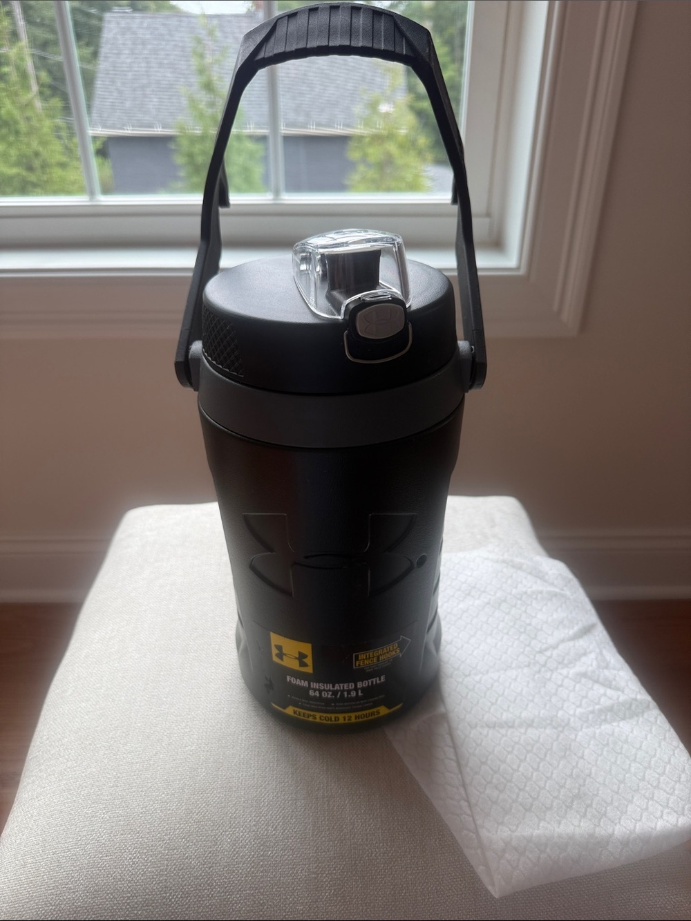 Nwot unde armour 64 oz jug thermos with hook black